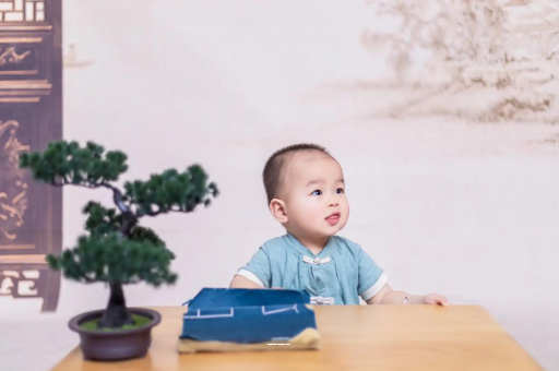 沈丘怀孕肚子中间凹两边凸